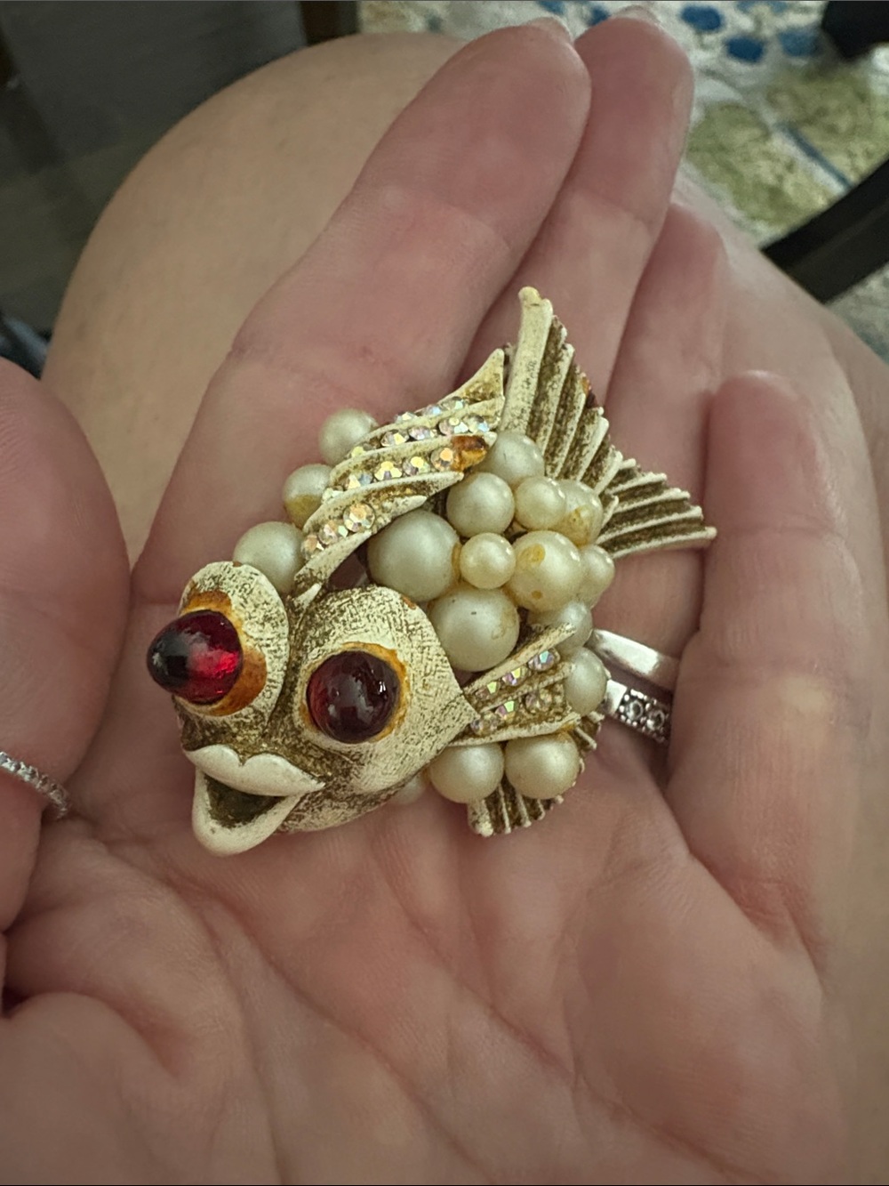 Vintage-Inspired Pearl and Gold Fish Brooch – White and Gold